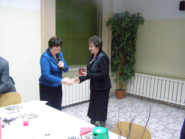 Teresa Patrzyczna otrzymuje z rąk Krystyny Lange odznaczenie nadane przez Stowarzyszenie Rodzina Katyńska: pamiątkowy medal za owocną współpracę